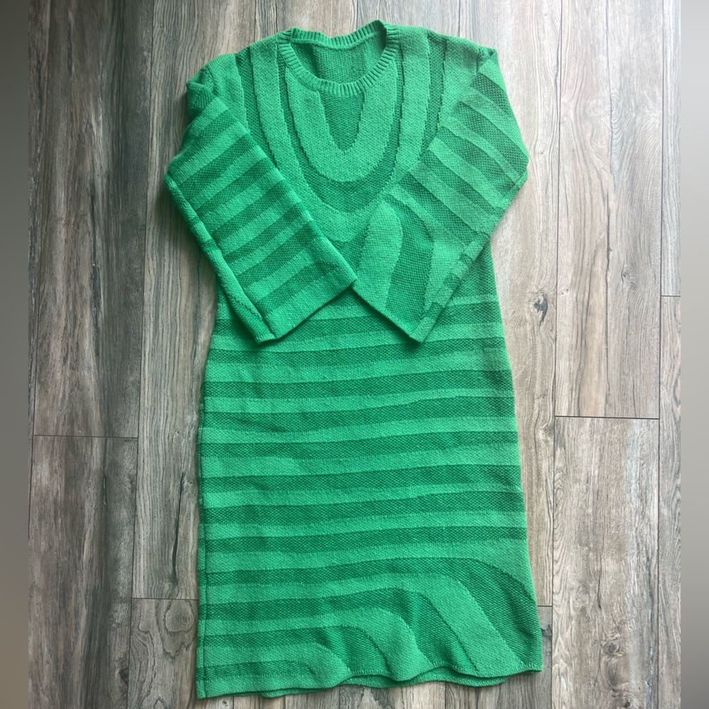 Two tone green knit wavy patterned dress